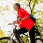 mulher desfrutado de um dos bneficios de andar de bicicleta