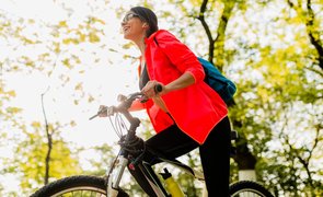 mulher desfrutado de um dos bneficios de andar de bicicleta