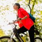mulher desfrutado de um dos bneficios de andar de bicicleta mulher desfrutado de um dos bneficios de andar de bicicleta