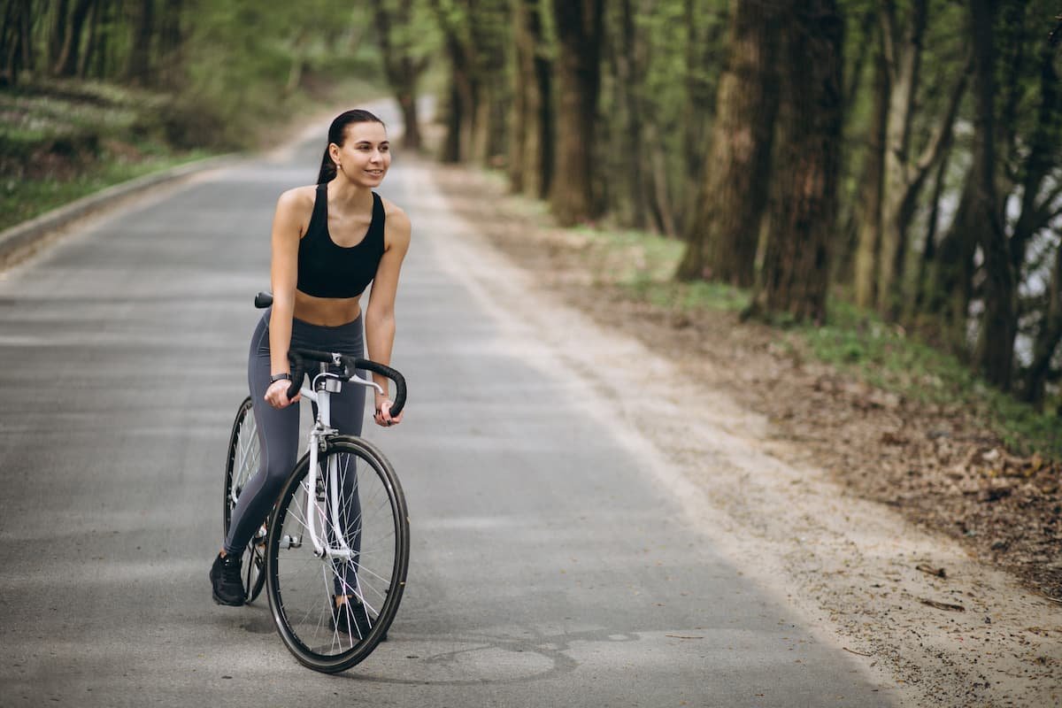 mulher praticando ciclismo