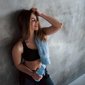 mulher cansada após treino escorada na parede mulher cansada após treino escorada na parede